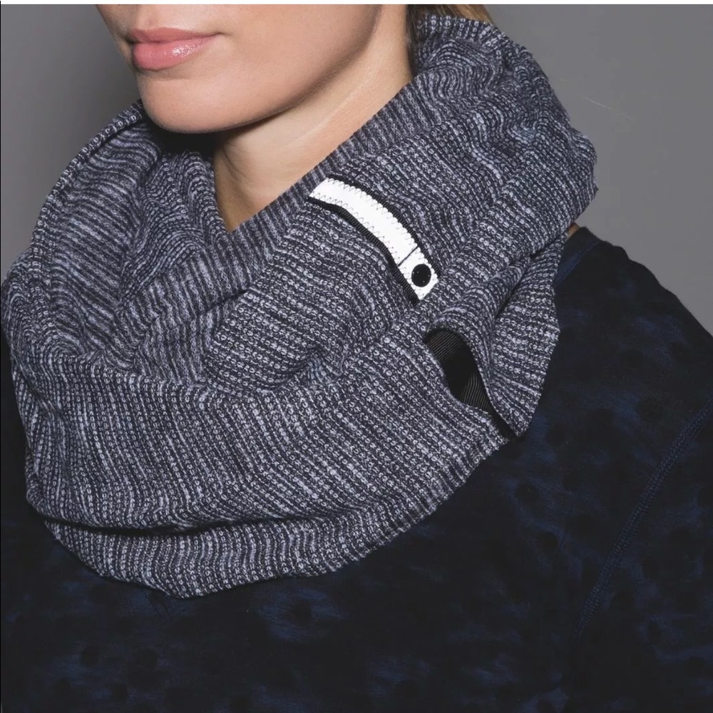 Lululemon Vinyasa Scarf Coco Pique Black White